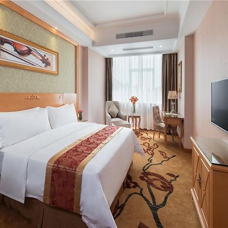 Vienna Hotel Tianbao Road Шънджън Екстериор снимка